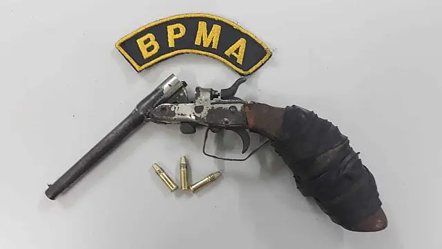 PM aprende arma de fogo e munições de pescador no rio Aquidauana