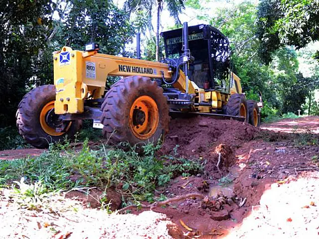 Gerência de Obras faz patrolamento de estradas de aldeias e distritos