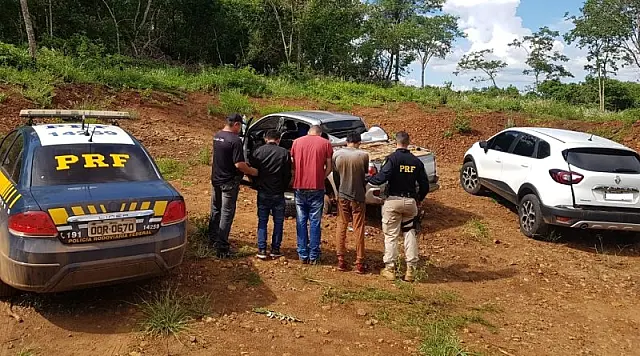 Três homens são presos com 1,5 toneladas de maconha em carro roubado