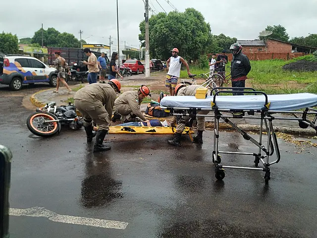 Acidente entre carro e moto deixa mulher ferida na Avenida Pantaneta