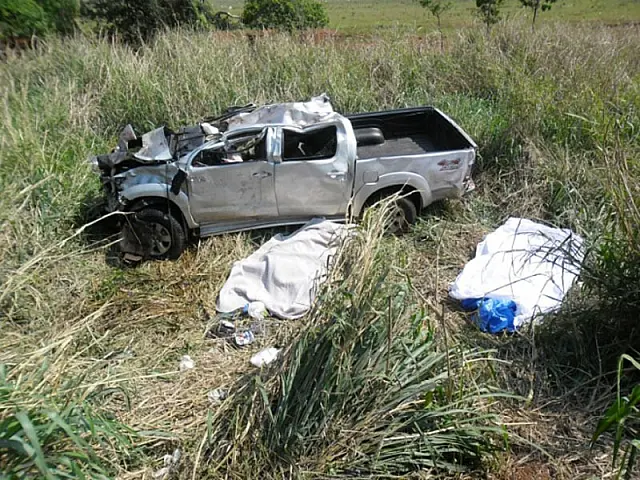 Jovem perde controle ao ultrapassar, caminhonete sai da pista, capota e casal morre