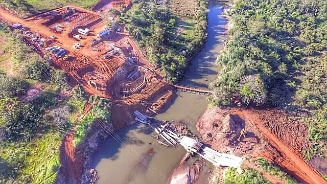 Operários constroem estrutura que vai substituir ponte que desabou em efeito dominó