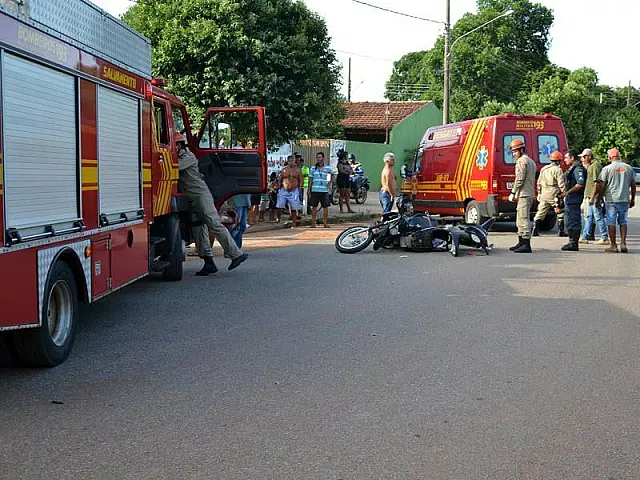 Dois ficam feridos em colisão de moto na vila Eliane