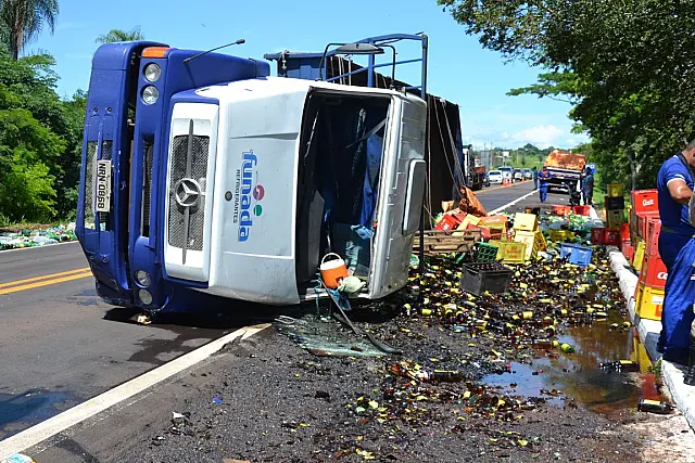 Motorista perde controle da direção de caminhão da Funada e provoca acidente na BR-262