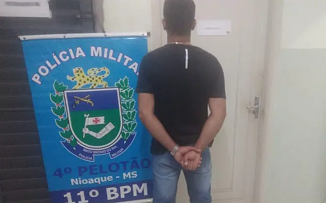 Mulher sentada na janela de veículo chama atenção da polícia e motorista é flagrado alcoolizado