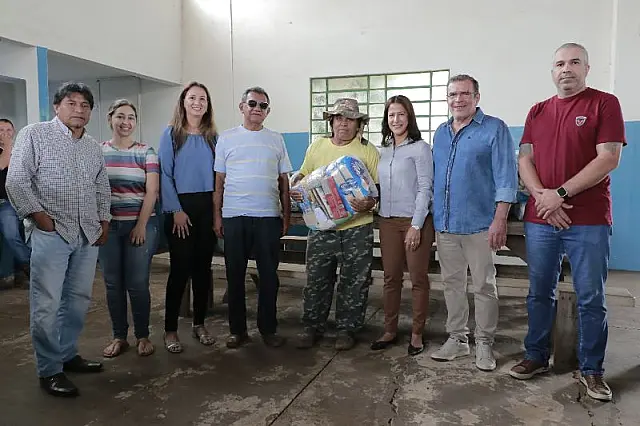 Anastácio entrega cestas básicas a servidores da Secretaria de Obras