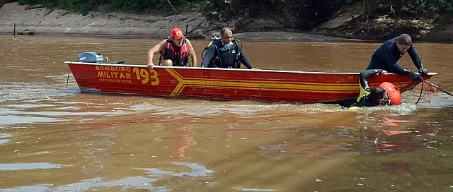 Trabalhador cai no rio Negro durante pescaria e desaparece; bombeiros preparam resgate