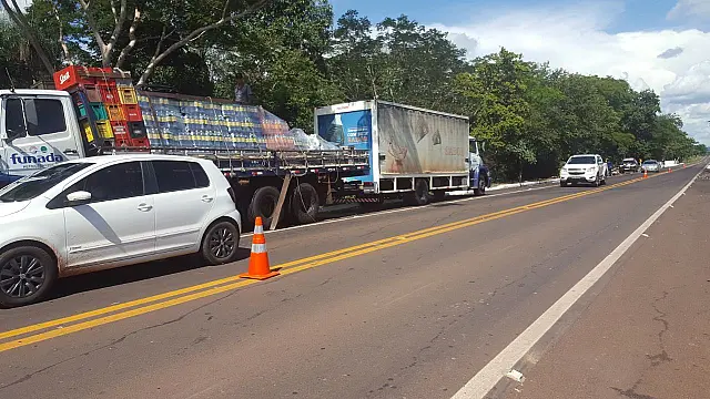 Acidente com caminhões causou perda total de 9 toneladas de bebida