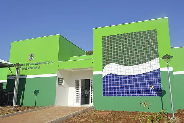 Homem passa o dia bebendo, invade quarto e estupra a própria irmã em MS