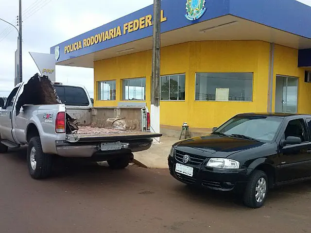 PRF apreende 183 quilos de maconha em fundo falso de caminhonete