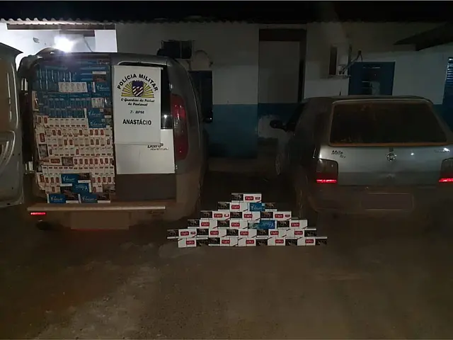 Motorista foge em alta velocidade e abandona carro com 3 mil pacotes de cigarros em Anastácio