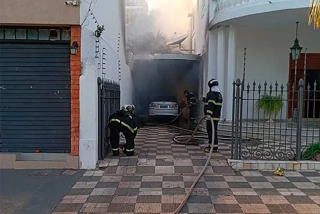 Incêndio destrói veículo estacionado em garagem de casa