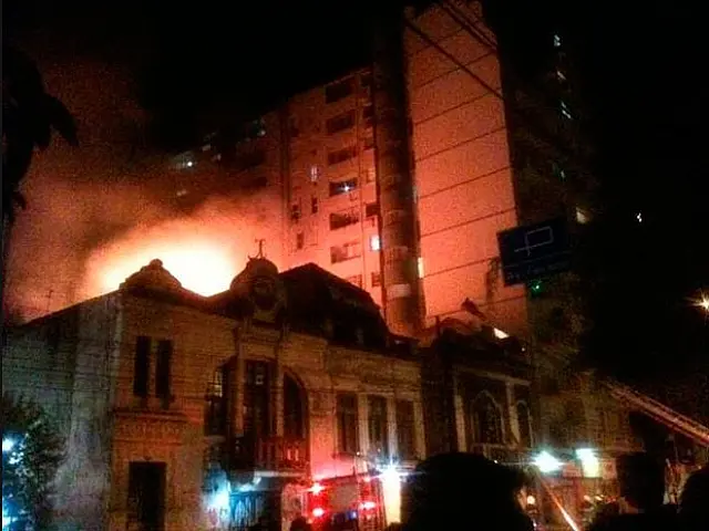Incêndio atinge casa noturna na região central de Porto Alegre