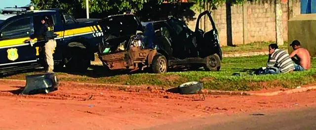 Motorista sem CNH capota carro na estrada de Anastácio, mas escapa ileso com o irmão
