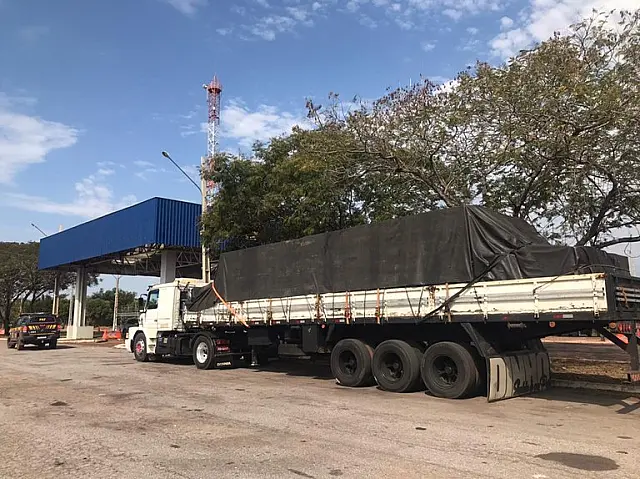 PRF apreende 25 mil litros de acetato de etila em Miranda