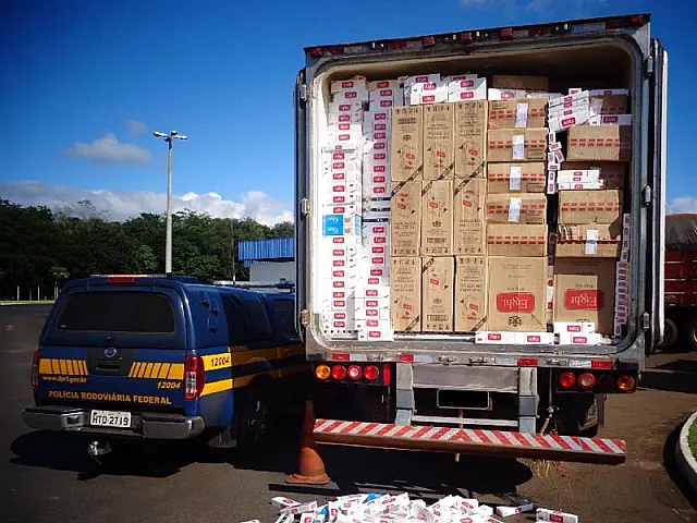 Motorista abandona carreta com 60 mil pacotes de cigarros, diz polícia em MS
