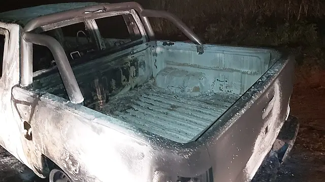 Em Dois Irmãos, caminhonete pega fogo após possível pane no motor
