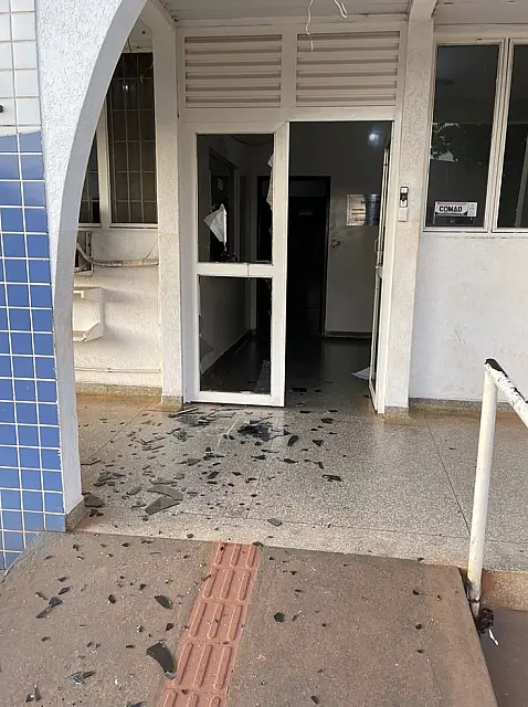 Com nome falso e drogas, preso tenta fugir de delegacia