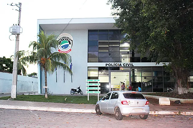Embriagada, jovem é presa e ‘cheira pó’ dentro de viatura da PM