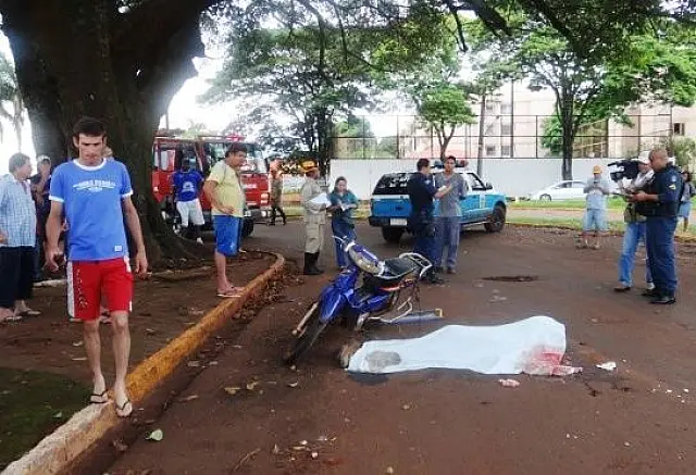 Motociclista tem cabeça esmagada por caminhão