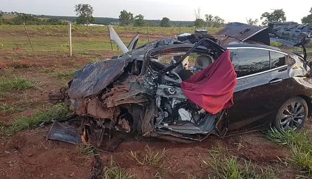 Carro bate em capivara, capota várias vezes e duas pessoas morrem em MS