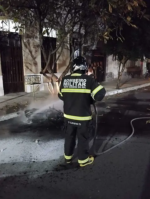 Motocicleta é destruída por incêndio no centro de Corumbá