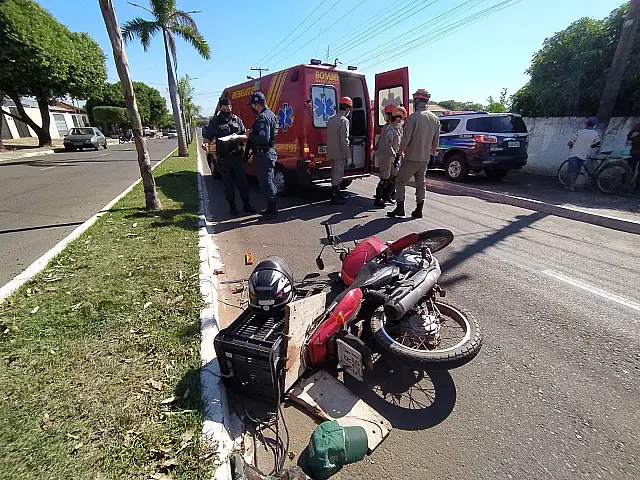 Pedestre e motociclista ficam feridos após acidente em Anastácio