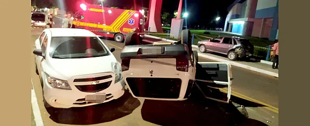Uno capota durante acidente de trânsito no fim da noite de sábado (09)