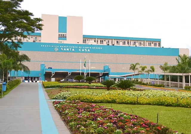 Rapaz é espancado por dois e vai carregado para o hospital
