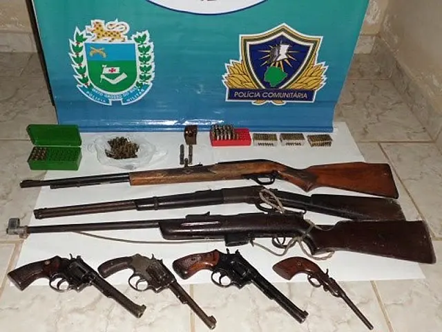 Após denúncia, PMA encontra arsenal em fazenda