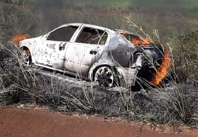 Carro com 800 quilos de maconha pega fogo e traficantes são presos em fazenda