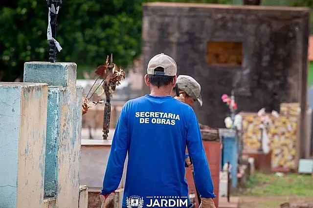 Secretaria de Obras limpa Cemitério Municipal