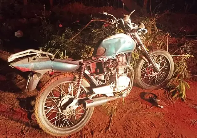Motociclista morre após bater em galhos de árvores em estrada
