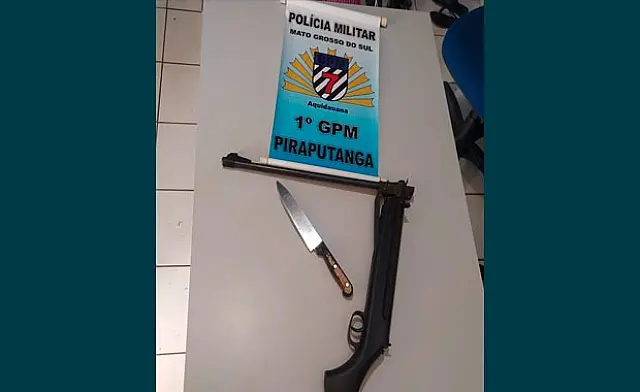 Suspeito de esfaquear homem em praça é preso com faca e espingarda