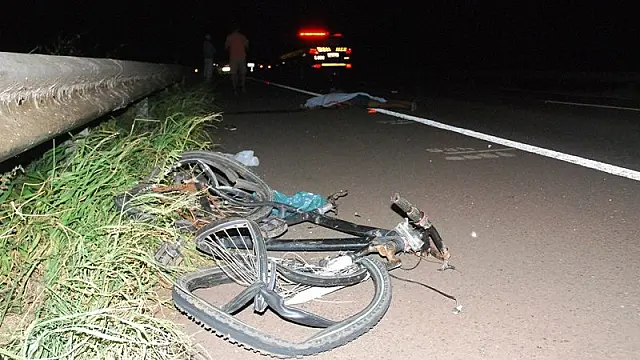 Ciclista morre atropelado por caminhonete na BR-267