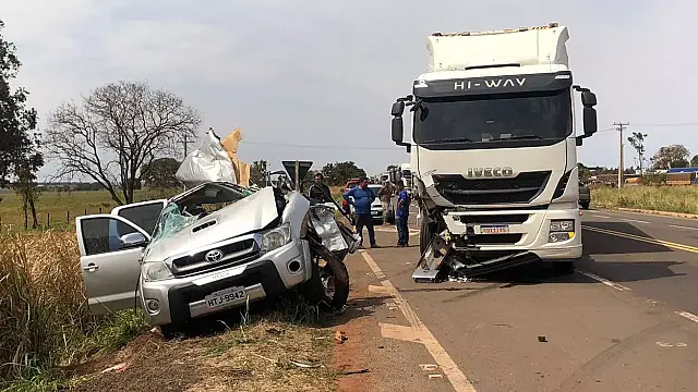 Pai e filho ficam gravemente feridos em acidente entre carreta e caminhonete na MS-267