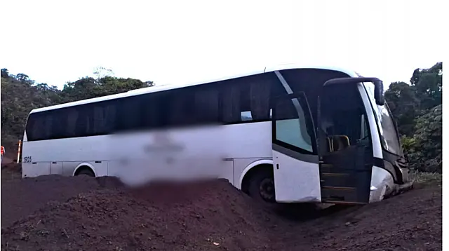 Funcionários de mineradora ficam feridos após ônibus perder controle