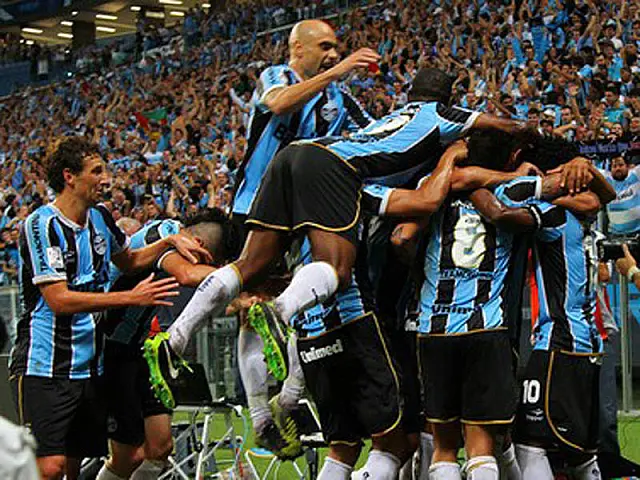 Maestro Zé Roberto comanda líder Grêmio na goleada sobre Caracas