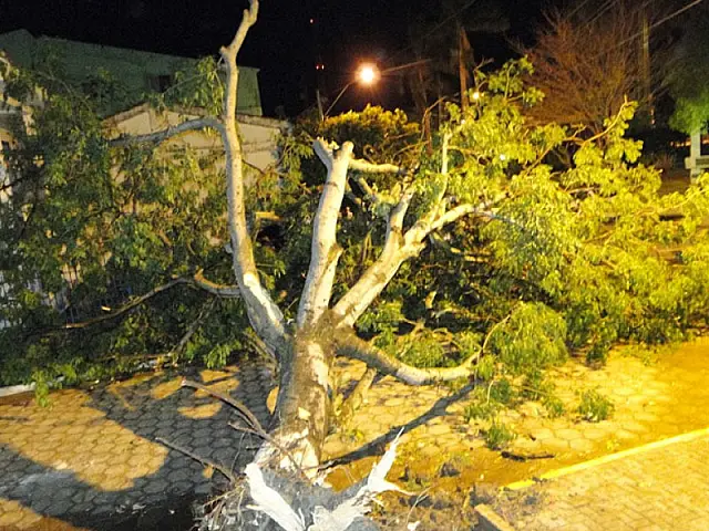 Tornado atinge Porto Murtinho e provoca naufrágio de barco-hotel