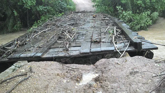 Rio e córrego transbordam com chuva e pontes ficam danificadas