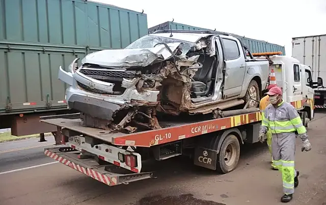 Acidente entre S-10 e carreta mata jovem de 18 anos