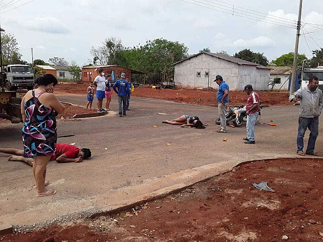 Acidente entre caminhão e moto deixa duas vítimas em estado grave, em Aquidauana