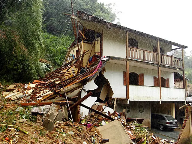 Sobe para 13 o número de mortos pela chuva no RJ