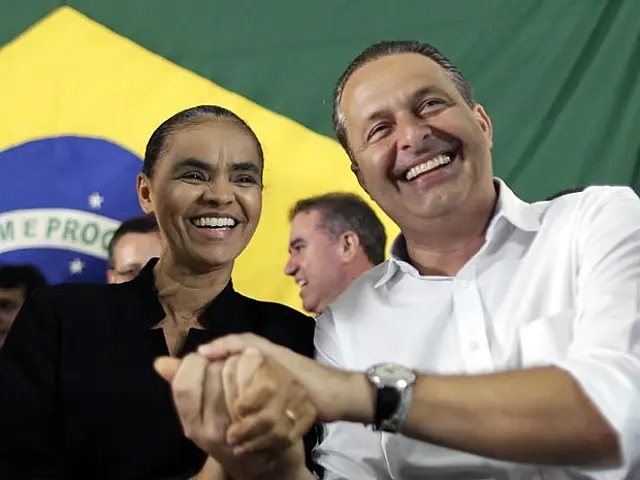 Marina Silva se filia ao PSB e diz que apoia candidatura de Campos