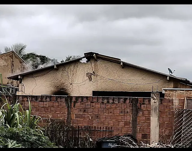 Descontrolado, homem dá martelada em irmã e incendeia casa
