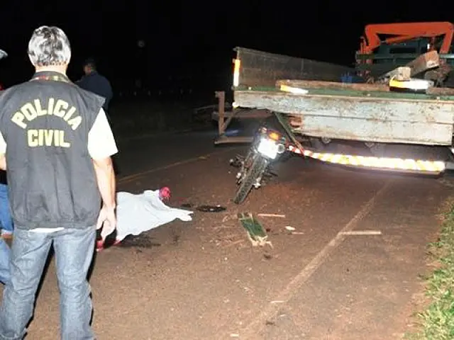 Mulher tem cabeça decepada ao colidir na traseira de caminhão