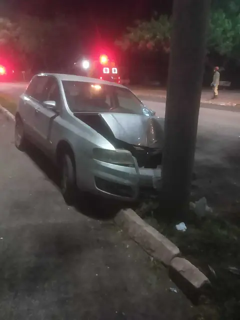 Motorista perde o controle e bate em poste da Avenida Rio Branco