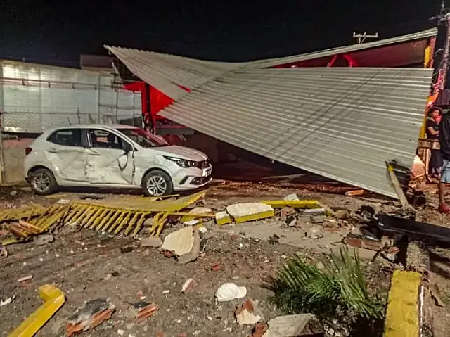 Motorista é lançado para fora do carro ao colidir e derrubar muro de lava jato em MS