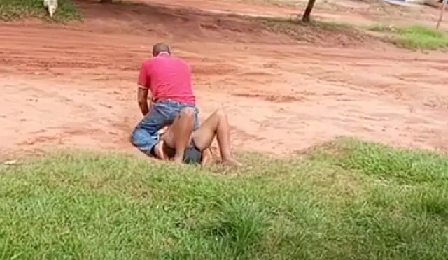 Homem é flagrado espancando esposa no meio da rua em MS
