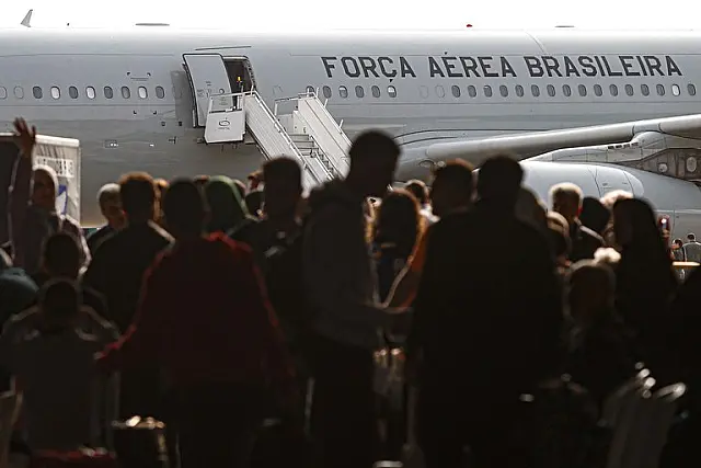 Novo voo da FAB com brasileiros resgatados do conflito no Líbano chega ao Brasil